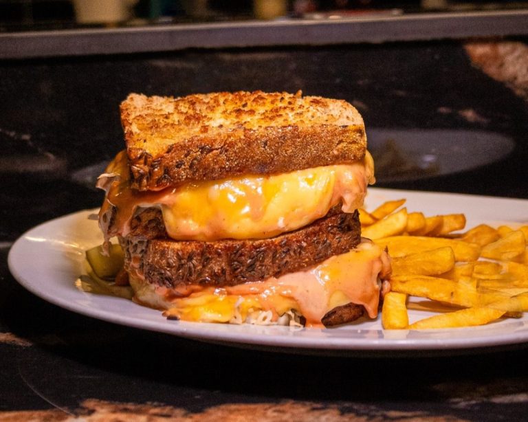 PASTRAMI REUBEN SANDWICH